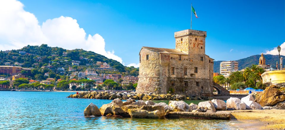 Das kleine Castello sul Mare in Rapallo thront malerisch am Meer und erinnert an die Verteidigung gegen Piraten im 16. Jahrhundert.