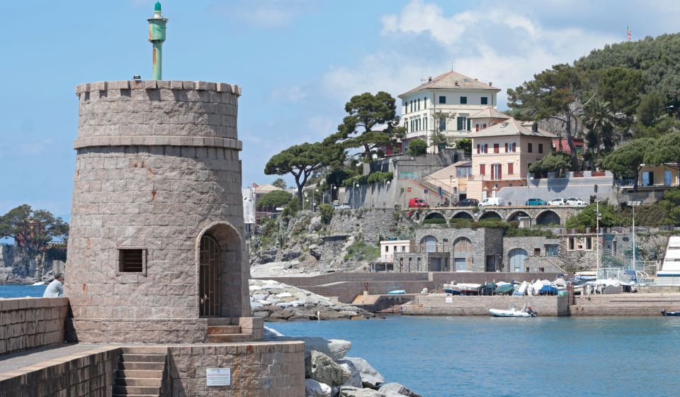 Der Leuchtturm von Recco wacht über die Bucht und ist ein stilles Wahrzeichen an der ligurischen Riviera.