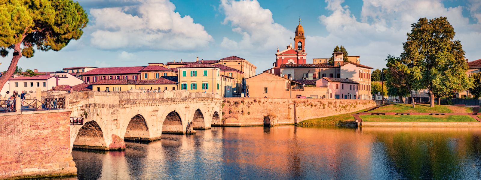 Rimini ist eine Stadt an der Adria, die Geschichte, Kultur und Strandleben harmonisch vereint.