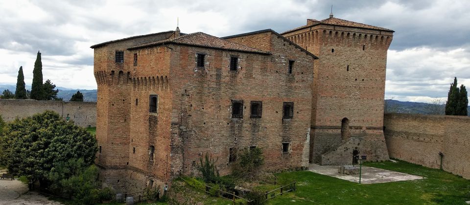 Rocca Malatestiana: Wehrhafte Burg, Symbol der Geschichte und stolzer Aussichtspunkt.