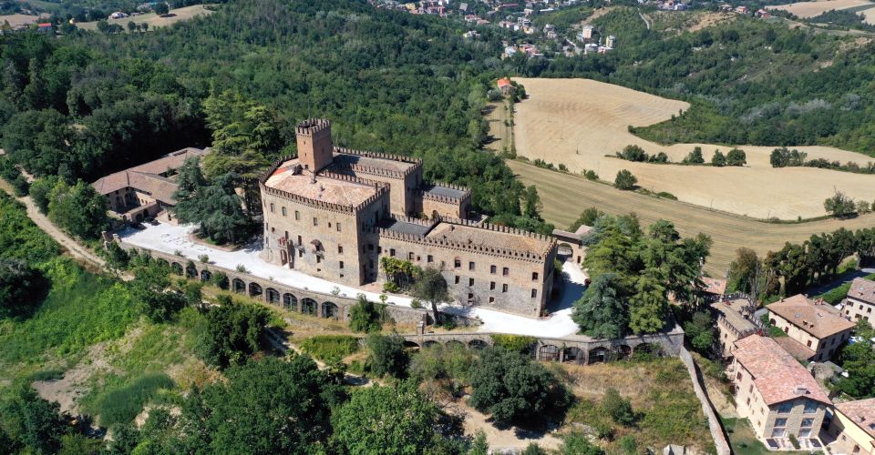 Das Schloss Tabiano thront auf einem Hügel und prägt die Landschaft mit seiner historischen Präsenz.