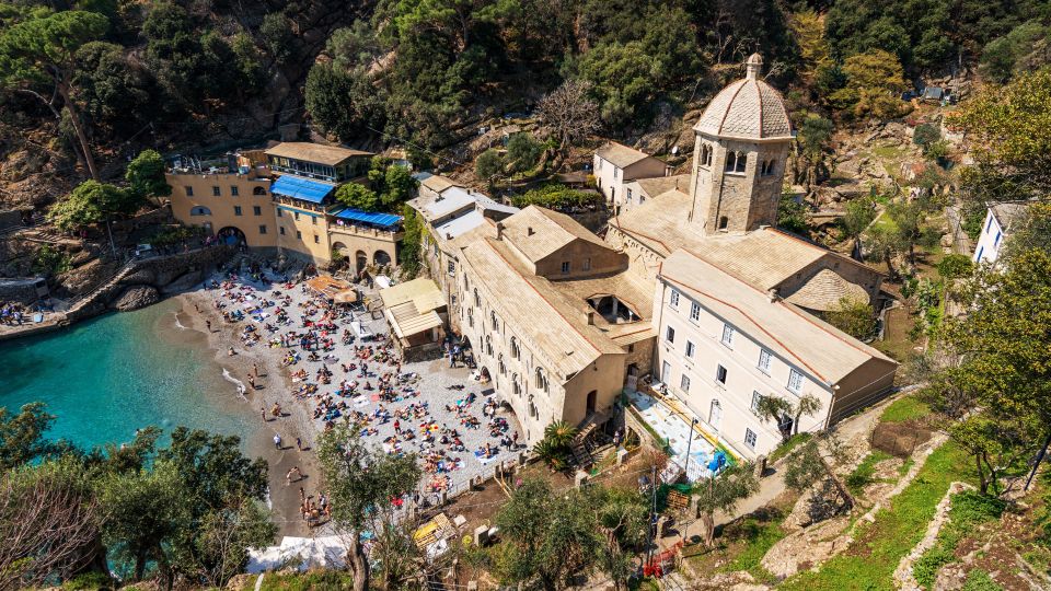 San Fruttuoso ist ein verborgenes Kleinod Liguriens mit mittelalterlichem Kloster, türkisblauem Meer und unberührter Natur.
