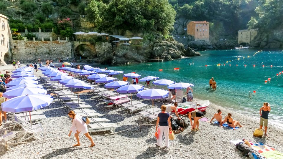 Der Strand von San Fruttuoso liegt malerisch vor dem Kloster, mit klarem Wasser und einzigartiger historischer Kulisse.