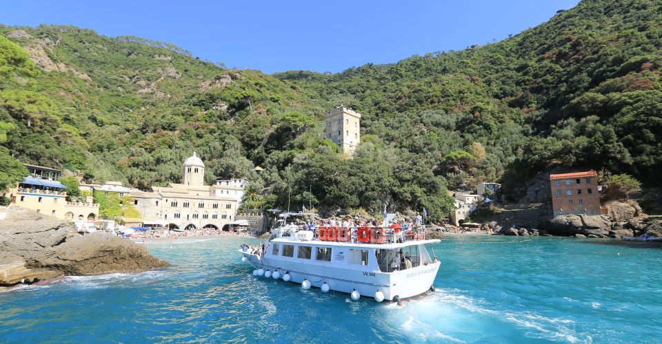 San Fruttuoso erreicht man nur per Boot oder über Wanderwege durch den Naturpark Portofino – abgeschieden und einzigartig.