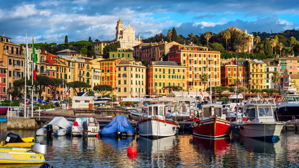 Der Hafen von Santa Margherita Ligure vereint Fischerboote und Yachten vor malerischer Kulisse und lebendiger Promenade.