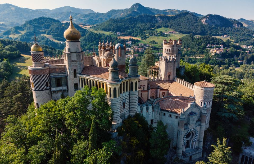 Rocchetta Mattei – märchenhaftes Schloss im Bologneser Apennin, in eklektischem Stil erbaut vom „Wunderheiler“ Mattei