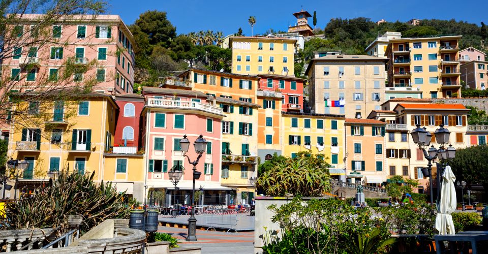 Zoaglis bunte Häuser reihen sich harmonisch an die Bucht und tauchen das Dorf in mediterrane Farbenpracht.