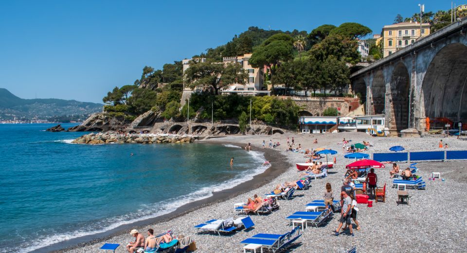 Klein, idyllisch und charmant lädt der Strand von Zoagli zum Baden und Genießen in mediterraner Kulisse ein.