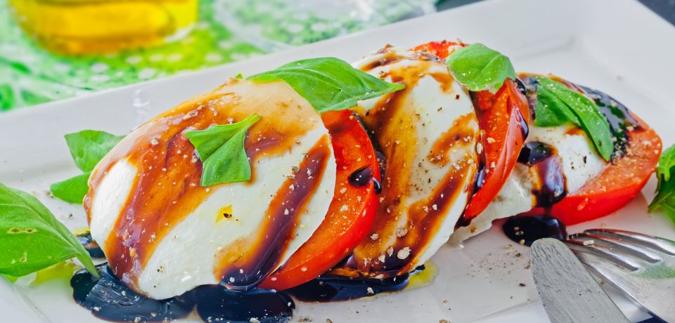 Aceto Balsamico krönt Tomaten und Mozzarella mit feiner Süße und Säure – ein klassischer Genuss der italienischen Küche