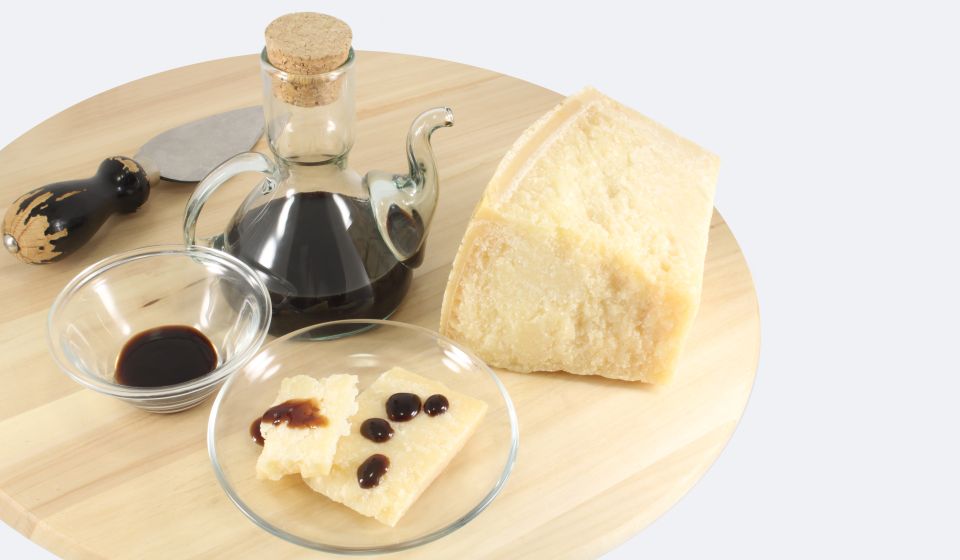 Aceto Balsamico und Parmigiano vereinen sich zu einer edlen Köstlichkeit, die süße Säure und würzigen Reichtum verbindet.