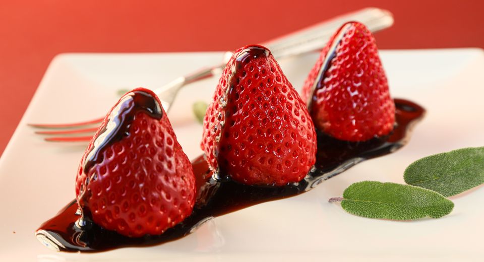 Aceto Balsamico und frische Erdbeeren entfalten zusammen ein einzigartiges Spiel aus süßer Fruchtigkeit und feiner Säure