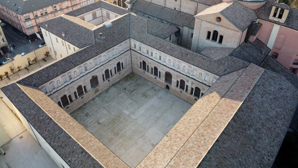 Der Blick auf den großen Kreuzgang der Chiostri di San Pietro zeigt elegante Arkaden und eindrucksvolle Symmetrie.