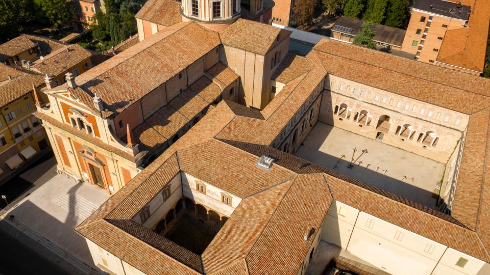 Der Blick auf die Kirche und die beiden Kreuzgänge der Chiostri di San Pietro offenbart harmonische Renaissancearchitektur.