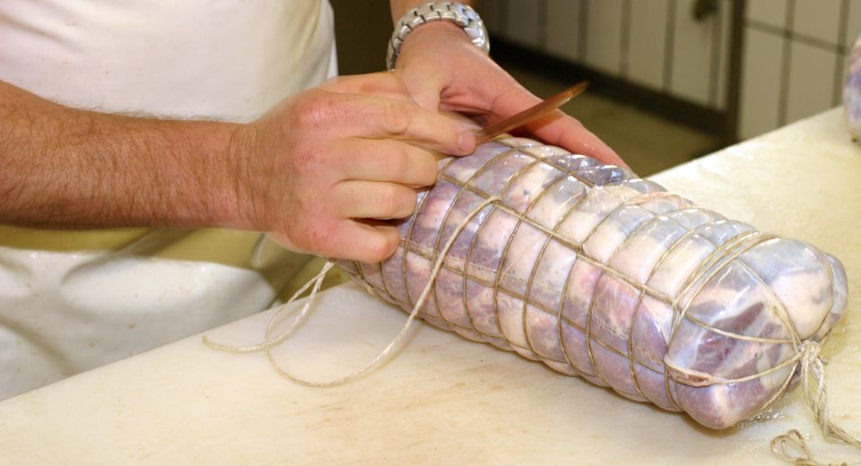 Ein frischer Culatello muß mit Schnüren zusammengehalten werden – alles Handarbeit.