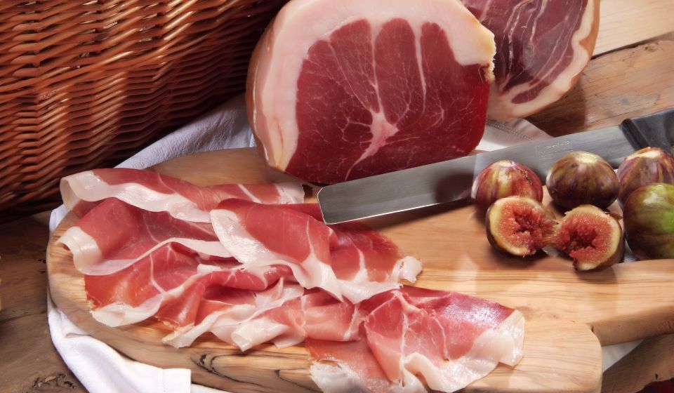 Culatello ist ein edler Schinken aus der Poebene bei Parma, handgefertigt, lange gereift und weltberühmt für sein feines Aroma.