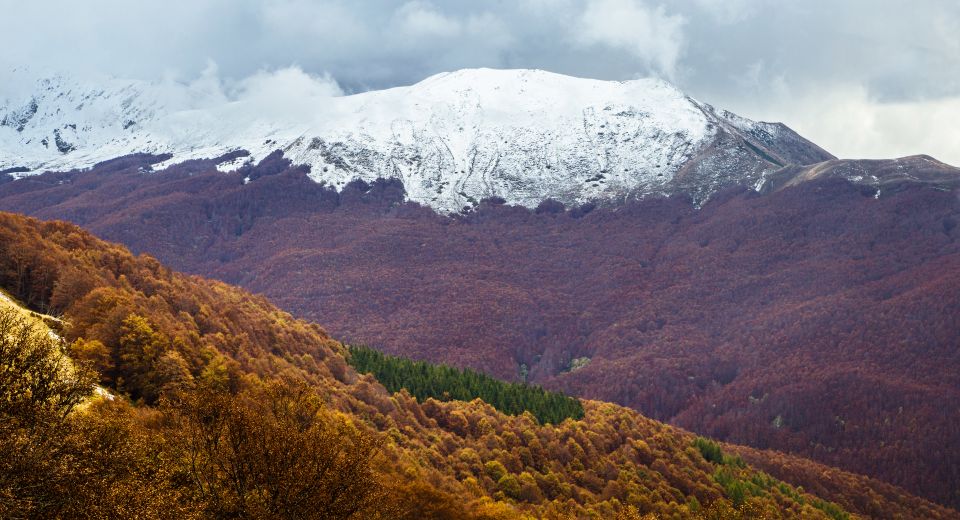 Herbstliches Panorama auf den schneebedeckten Monte Cusna.