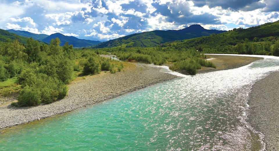 Der Fluss Trebbia schlängelt sich bei Travo durch das Val Trebbia.