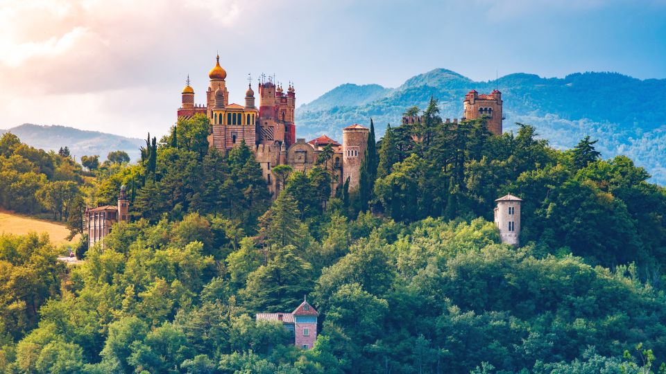 Das Castello in Vergato thront malerisch über dem Ort im Apennin und erinnert an die mittelalterliche Geschichte der Region.