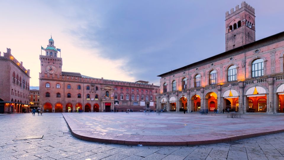Die Piazza Maggiore in Bologna ist das historische Herz der Stadt, umgeben von prächtigen Palästen und der Basilika San Petronio.