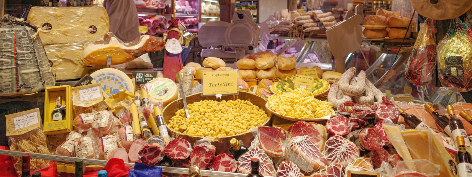Emilia-Romagna gilt als kulinarisches Schlaraffenland, wo Tradition, Vielfalt und Genuss seit Jahrhunderten gepflegt werden.
