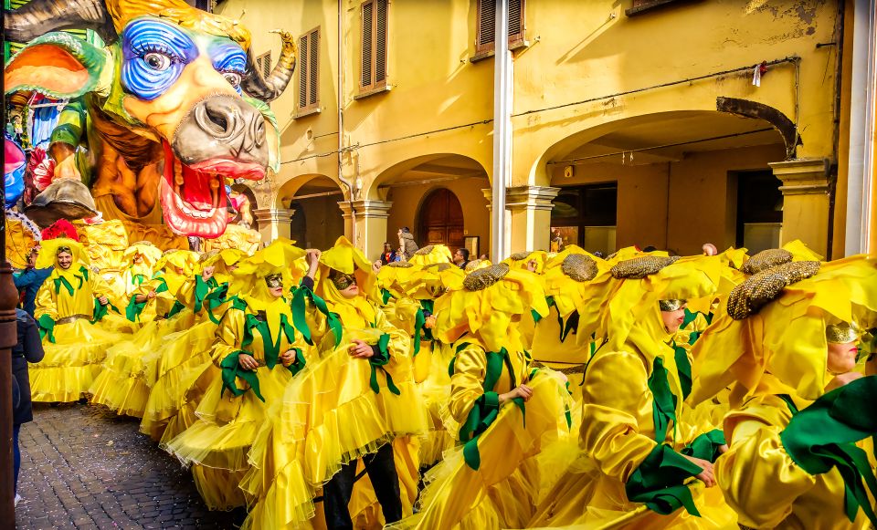 Der Carnevale di Cento (Provinz Ferrara) begeistert mit farbenprächtigen Umzügen, Musik, Tradition und ausgelassenem Feiern.