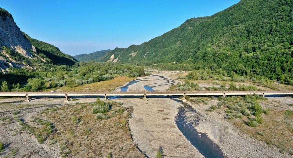 Aus der Vogelperspektive zeigt sich die Brücke über den Fluss Secchia.