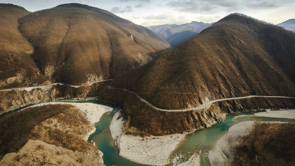 Der Fluss Trebbia windet sich durch das Val Trebbia und formt ein eindrucksvolles Naturpanorama bei Brugnello.