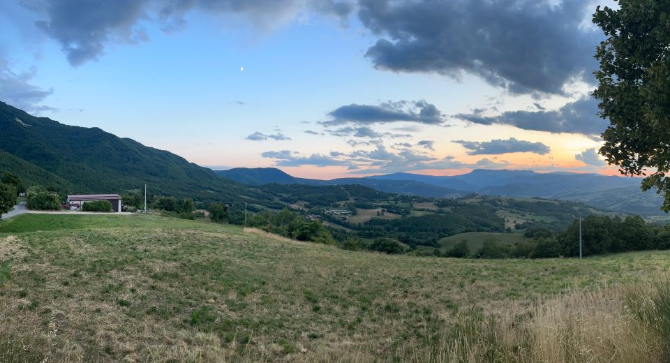 Das Valmarecchia-Tal begeistert mit weiten Panoramen, die Blicke auf Verucchio, Pennabilli und San Marino eröffnen.