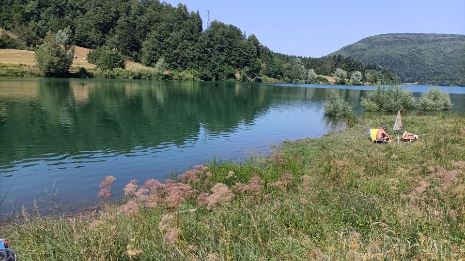Der Lago di Brasimone ist ein ruhiger Stausee im Bologneser Apennin, beliebt zum Wandern, Angeln und für Naturerholung.