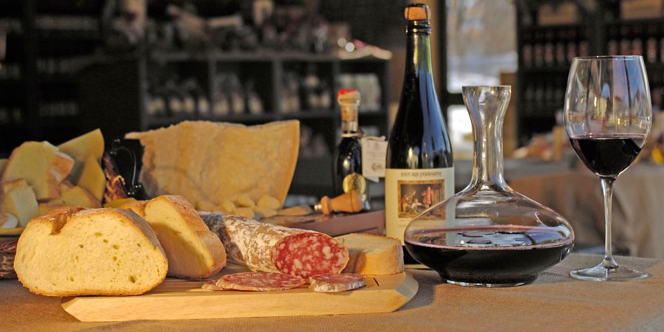 Lambrusco passt perfekt zu Salami und Käse: sein spritziger Charakter ergänzt würzige Aromen und sorgt für Harmonie