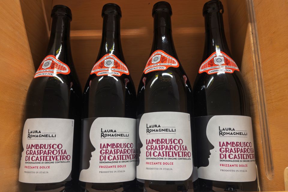 Lambrusco bietet eine riesige Auswahl: von trocken bis fruchtig-süß, leicht oder kräftig – für jeden Geschmack der richtige Wein.