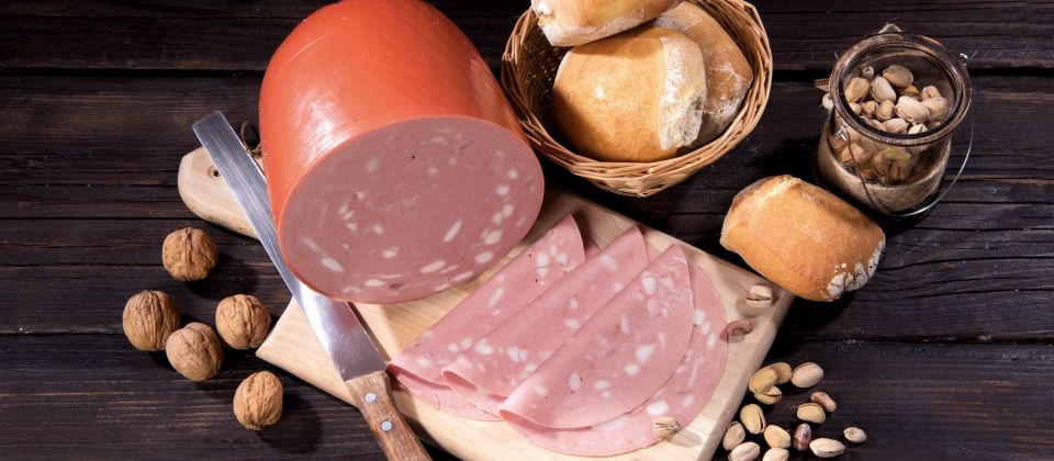 Mortadella ist eine italienische Wurstspezialität aus Bologna, seit Jahrhunderten geschätzt und weltweit beliebt.