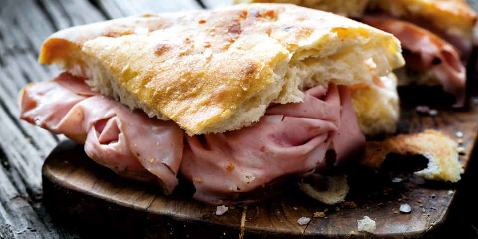 Ein Sandwich mit Mortadella vereint luftiges Brot, zarten Schinkencharakter und feine Würze zu einem schnellen Genussmoment.