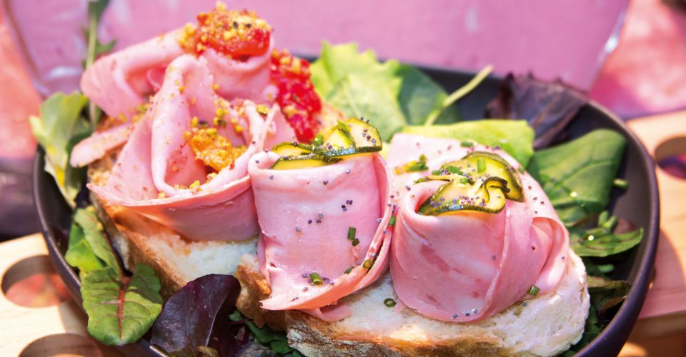Aus italienischem Weißbrot, edler Mortadella und etwas Salat mit Gemüse entsteht schnell ein köstliches Essen.