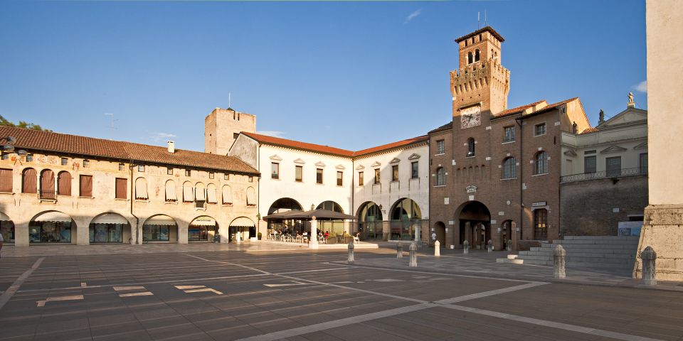 Die Piazza Grande in Oderzo ist seit Jahrhunderten Herzstück der Stadt, wo Geschichte, Begegnung und lebendige Kultur zusammenkommen.