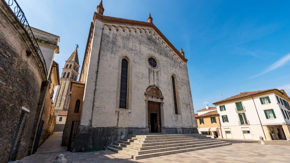 Die Kathedrale San Giovanni Battista in Oderzo mit ihrem markanten Glockenturm.