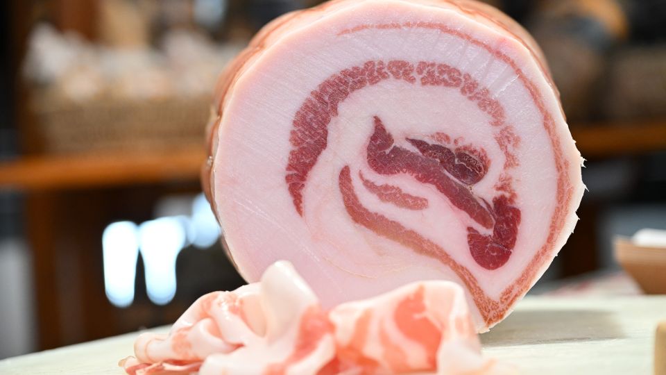 Pancetta Piacentina begeistert mit mild-würzigem, leicht süßlichem Geschmack und cremiger Textur im Mund