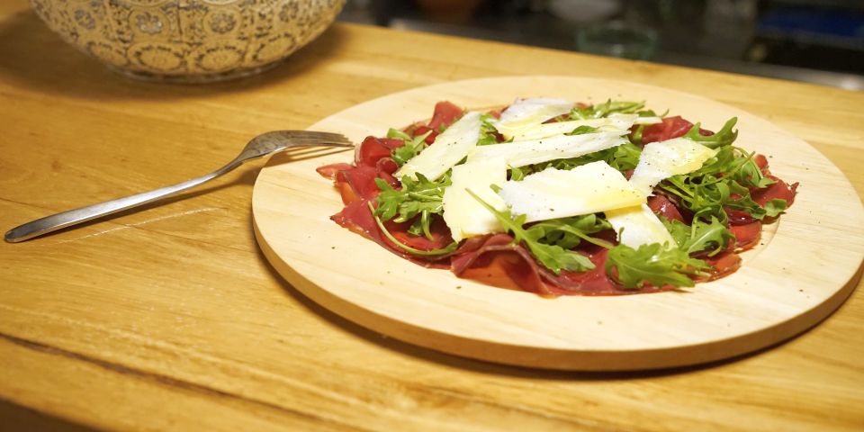 Bresaola-Carpaccio mit Parmigiano Reggiano: Eine der herrlichsten italienischen Vorspeisen