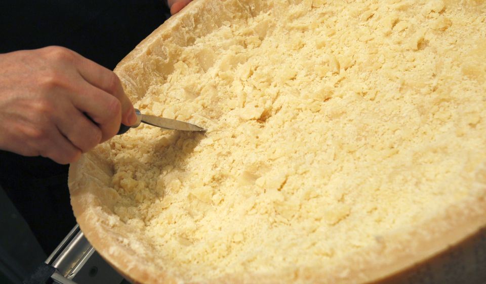 Halber Käselaib: Wer hat hier nicht Lust, sich selbst ein Stück Parmigiano zu stechen