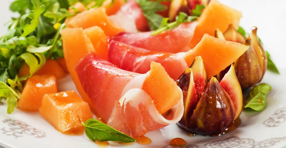 Süße, saftige Melone und zarter Prosciutto di Parma verbinden sich zu einer klassischen italienischen Sommerdelikatesse