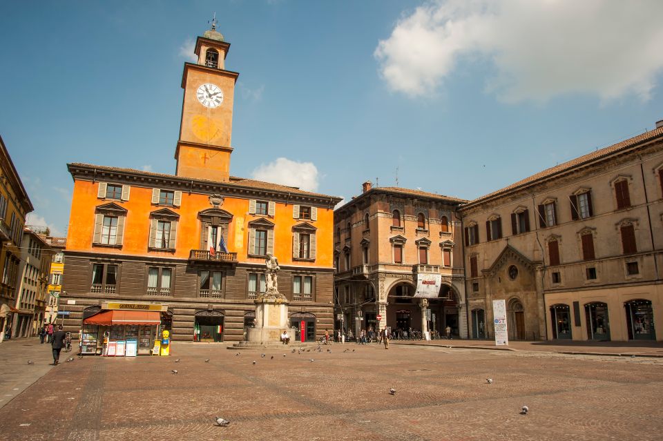 Der Torre Civica dell’Orologio con Meridiana prägt die Piazza mit Uhr, Sonnenuhr und seiner historischen Silhouette.
