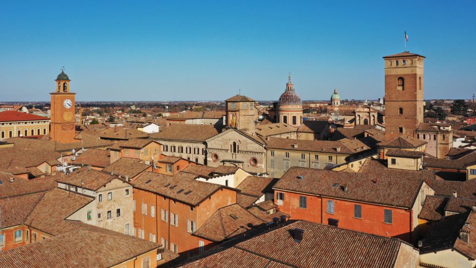 An der Piazza Camillo Prampolini erhebt sich der Torre del Comune (rechts), Symbol bürgerlicher Macht und Zeitordnung der Stadt.