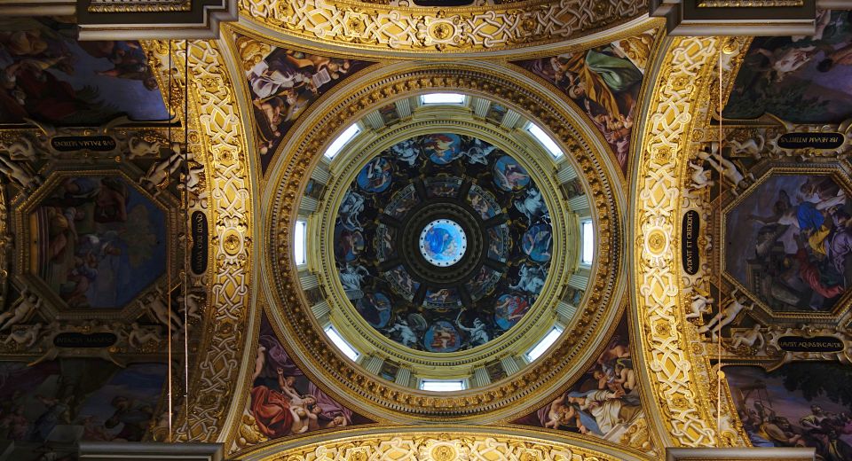 Im Inneren der Basilica glänzen prachtvolle Fresken, eine hohe Kuppel und der strahlende Altar der Madonna.