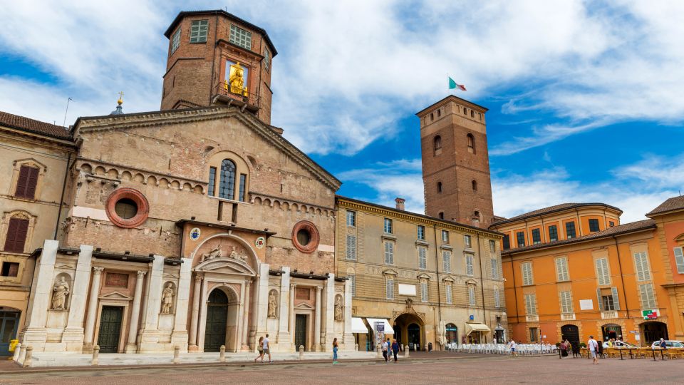 Die Cattedrale Santa Maria Assunta zeigt mit romanischen und barocken Elementen eine eindrucksvolle, teils unvollendete Fassade.