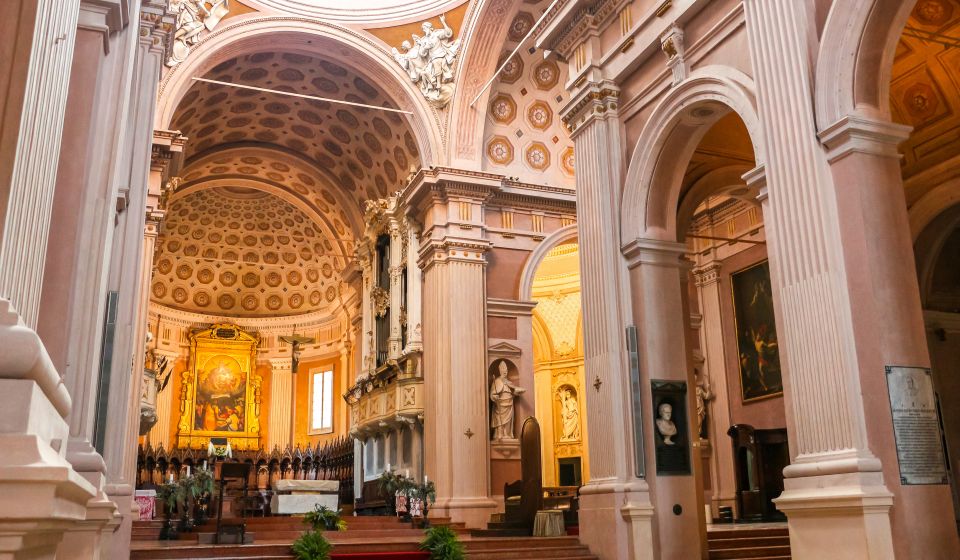 Im Inneren der Cattedrale Santa Maria Assunta beeindrucken weite Schiffe, reich verzierte Kapellen und farbenprächtige Fresken.