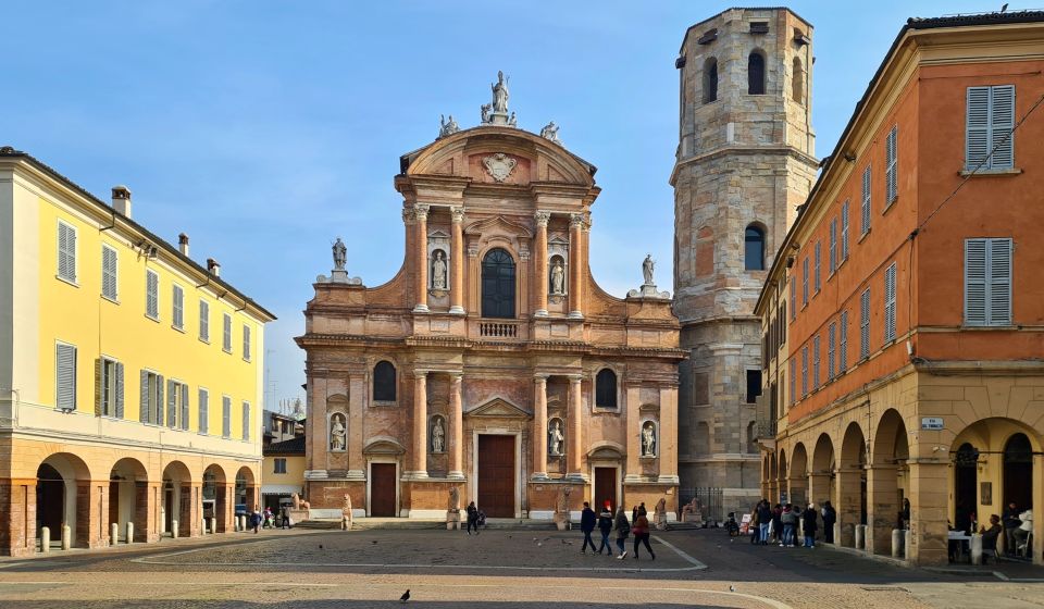 Die Basilica San Prospero liegt zentral in Reggio Emilia an der Piazza San Prospero, umgeben von Märkten und Altstadtgassen.