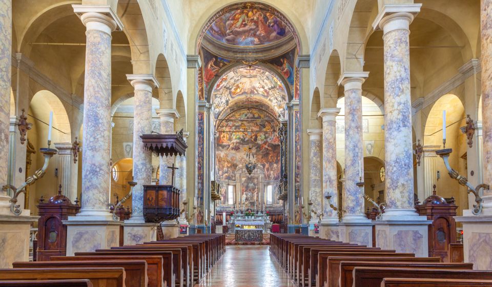 Im Inneren der Basilica San Prospero erwarten Besucher farbenprächtige Fresken, ein prächtiger Altar und barocke Kapellen.