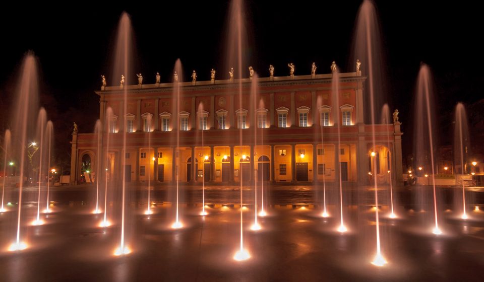 Die Fontänen vor dem Teatro Valli in Reggio Emilia schaffen mit Licht und Wasser ein eindrucksvolles, modernes Stadtbild.