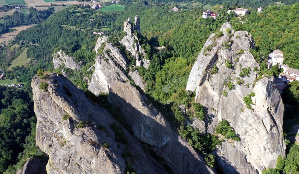 Der Parco Regionale dei Sassi di Roccamalatina begeistert mit imposanten Sandsteingebilden („Sassi“) von bis zu 70 m Höhe.