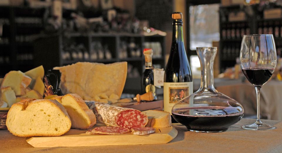 Salame Felino und ein Glas Lambrusco bilden ein perfektes Paar: mild-würzige Wurst trifft auf spritzigen Rotwein.